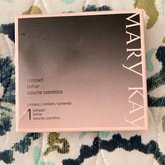 Mary Kay Compact NIB - Picture 2 of 3